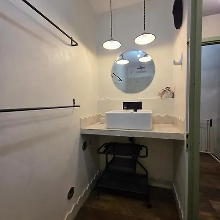 Maison Des Remparts Intra-muros Spacieuse Patio Avec Bassin Wifi Parking Gratuit *