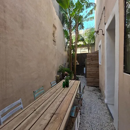 Maison Des Remparts Intra-muros Spacieuse Patio Avec Bassin Wifi Parking Gratuit Aigues-Mortes