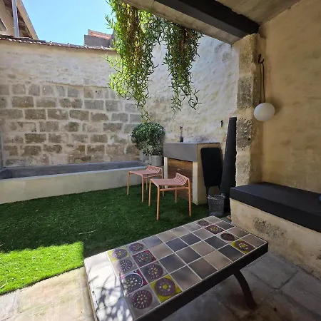 Daire Maison Des Remparts Intra-muros Spacieuse Patio Avec Bassin Wifi Parking Gratuit *