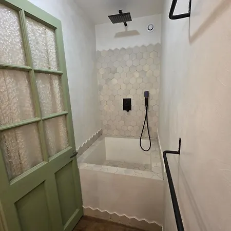 Daire Maison Des Remparts Intra-muros Spacieuse Patio Avec Bassin Wifi Parking Gratuit *