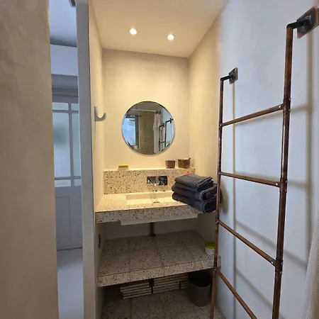 Maison Des Remparts Intra-muros Spacieuse Patio Avec Bassin Wifi Parking Gratuit