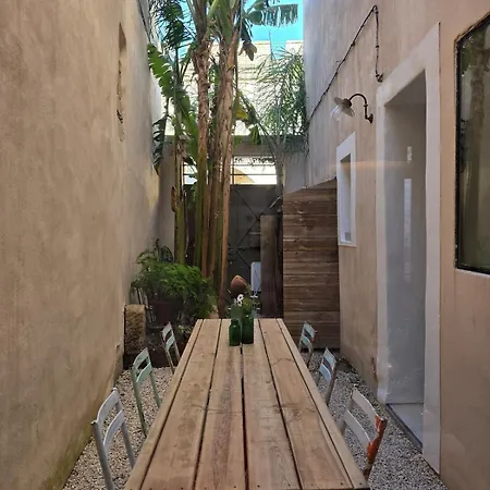 Apartment Maison Des Remparts Intra-muros Spacieuse Patio Avec Bassin Wifi Parking Gratuit