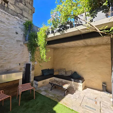Maison Des Remparts Intra-muros Spacieuse Patio Avec Bassin Wifi Parking Gratuit *