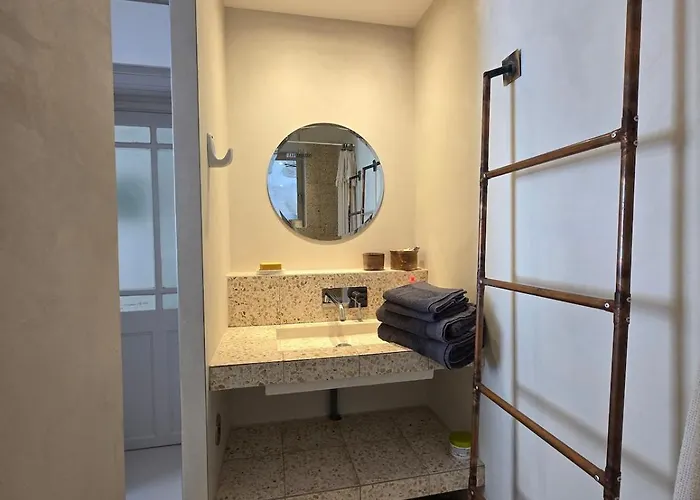 Maison Des Remparts Intra-muros Spacieuse Patio Avec Bassin Wifi Parking Gratuit