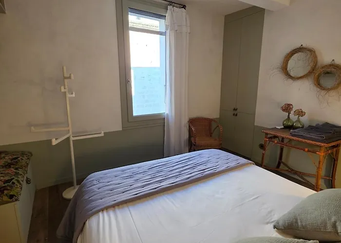 Apartman Maison Des Remparts Intra-muros Spacieuse Patio Avec Bassin Wifi Parking Gratuit *