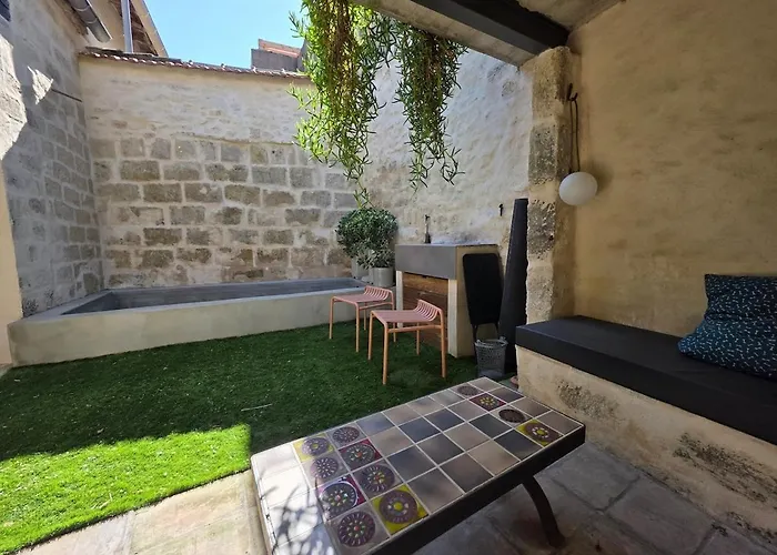 Apartman Maison Des Remparts Intra-muros Spacieuse Patio Avec Bassin Wifi Parking Gratuit *