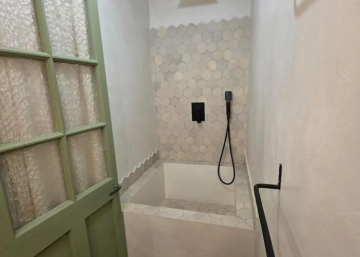 Apartman Maison Des Remparts Intra-muros Spacieuse Patio Avec Bassin Wifi Parking Gratuit *