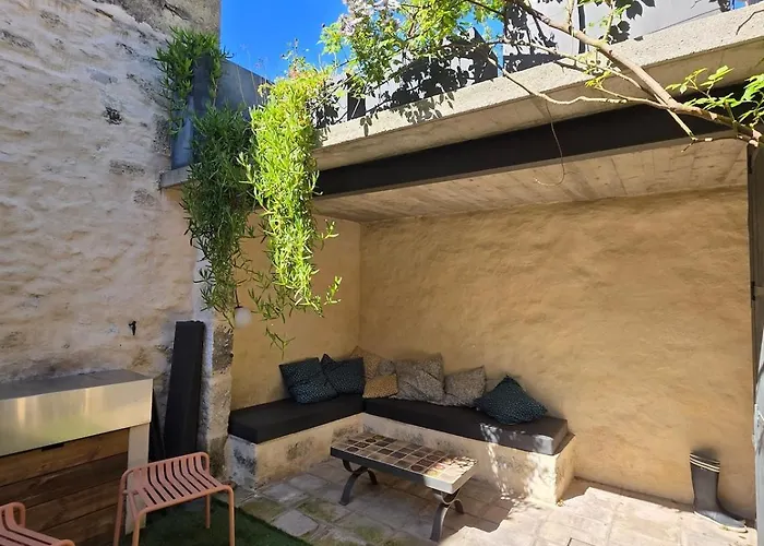 Maison Des Remparts Intra-muros Spacieuse Patio Avec Bassin Wifi Parking Gratuit *